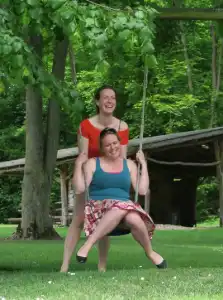 scene op schommel.webp